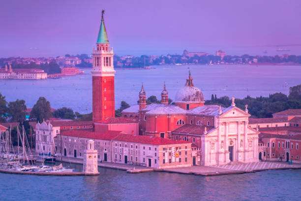 oberhalb ätherischer kathedrale san giorgio maggiore bei sonnenuntergang - venedig, italien - lido stock-fotos und bilder