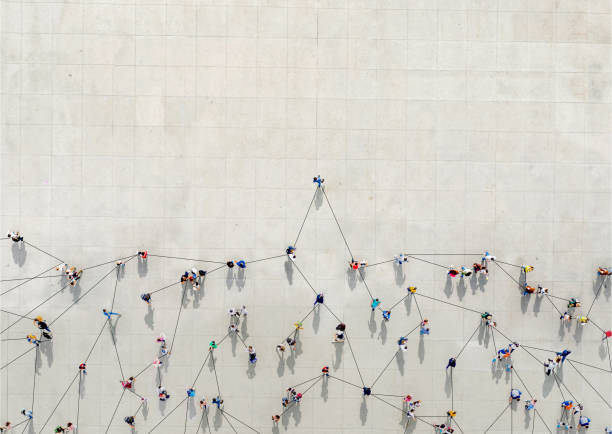 crowd von oben, die ein wachstumsdiagramm bildet - messinstrument fotos stock-fotos und bilder