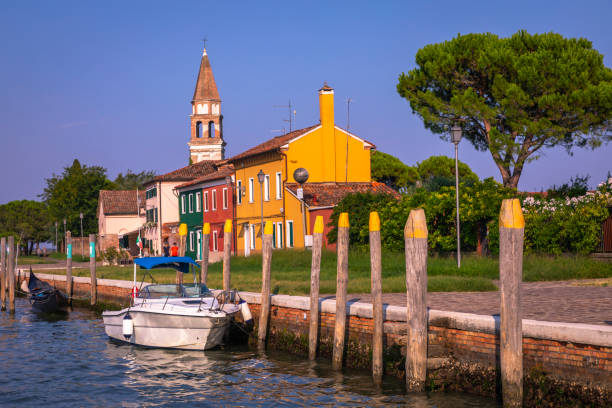 barcos no canal da água em torcello, perto da ilha de burano - veneza, itália - lagoa veneziana - fotografias e filmes do acervo