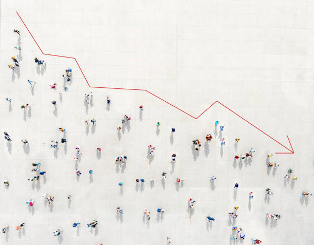 multitud desde arriba formando una carta que cae - unemployment fotografías e imágenes de stock