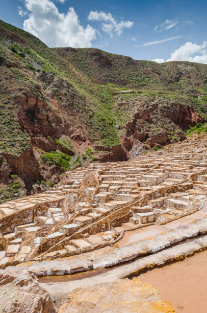 maras salzbergwerke, peru - hypersaline stock-fotos und bilder