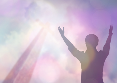 Siluetas de hombre levantar la mano adorar a Dios sobre la cruz en el cielo nublado photo