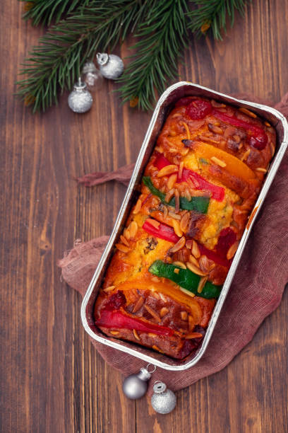 pastel de frutas inglés con frutas secas sobre fondo cerámico - pound cake fruitcake cake loaf of bread fotografías e imágenes de stock