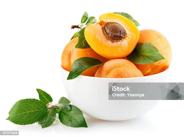 Apricot Owoce Z Zielonych Liści - zdjęcia stockowe i więcej obrazów Bez ludzi - Bez ludzi, Biały, Część