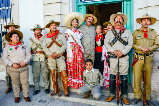 figuras y actores aficionados evocan la vida y la muerte del famoso general mexicano pancho villa - desierto chihuahua fotografías e imágenes de stock