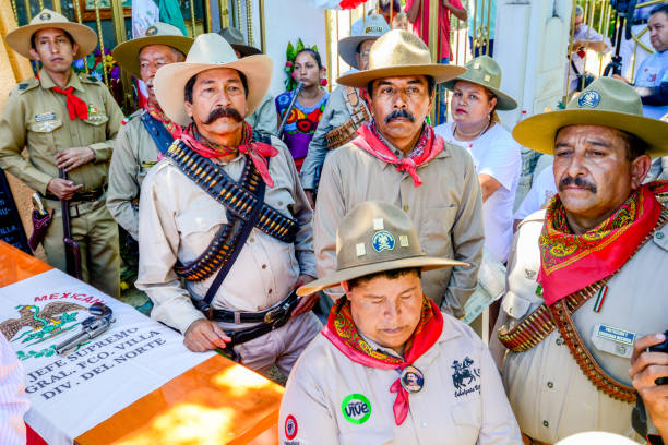 아마추어 인물과 배우는 유명한 멕시코 장군 판초 빌라의 삶과 죽음을 연상시킵니다. - monument revolution mexico mexican culture 뉴스 사진 이미지