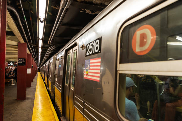 станция метро в нью-йорке, сша - subway station urban scene city new york city стоковые фото и изображения