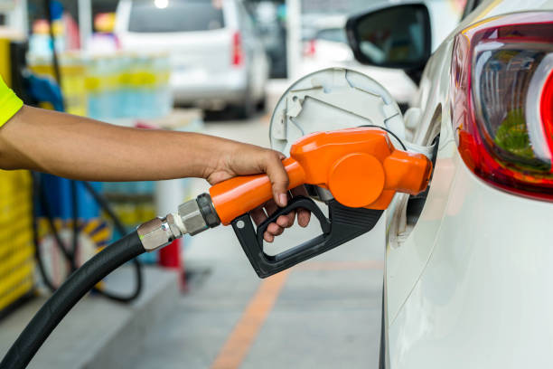 mann nachfüllen und befüllen von ölgas-brennstoff an der station. tankstelle - tanken. um die maschine mit kraftstoff zu füllen. auto mit benzin an einer tankstelle füllen. tankstellenpumpe. - 11320 stock-fotos und bilder