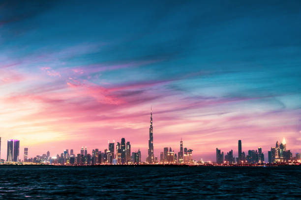 hermosa puesta de sol sobre la vista de los monumentos de dubái desde el puerto del arroyo dubai - dubai fotografías e imágenes de stock