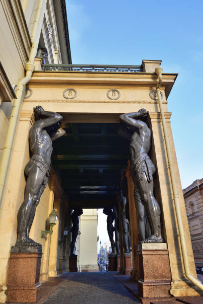 sculpture d’atlant de granit, décoration du musée de façade d’ermitage à saint-pétersbourg russie - st petersburg supporting people statue photos et images de collection