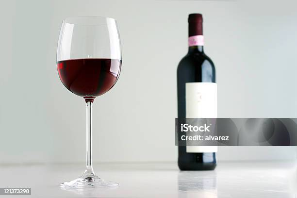 Wein Und Eine Flasche Horizontal View Stockfoto und mehr Bilder von Alkoholisches Getränk - Alkoholisches Getränk, Cabernet Sauvignon-Traube, Essen am Tisch