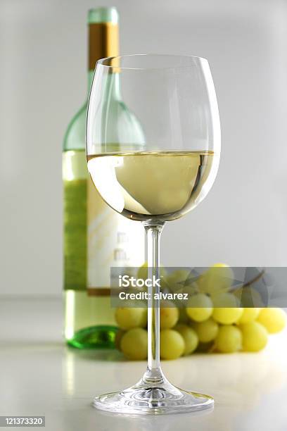 Wein Und Eine Flasche Stockfoto und mehr Bilder von Alkoholisches Getränk - Alkoholisches Getränk, Dienstleistung, Eleganz