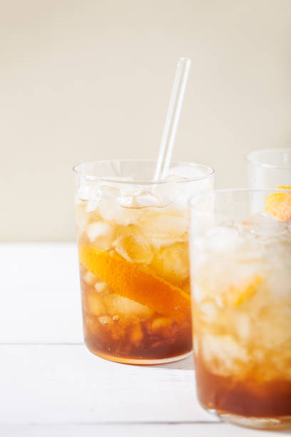 オレンジピールとガラスストローのコールドブリューコーヒーモクテール - coffee ice cube iced coffee tea ストックフォトと画像