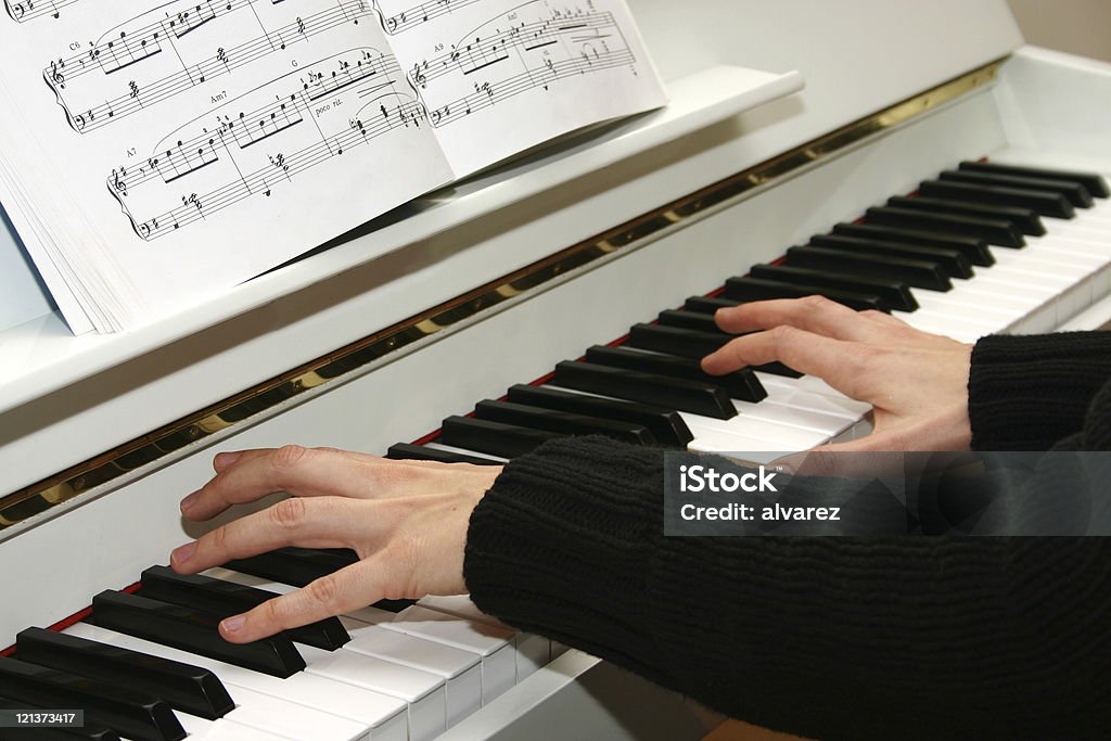 Suona il pianoforte con note - Foto stock royalty-free di Artista di spettacolo