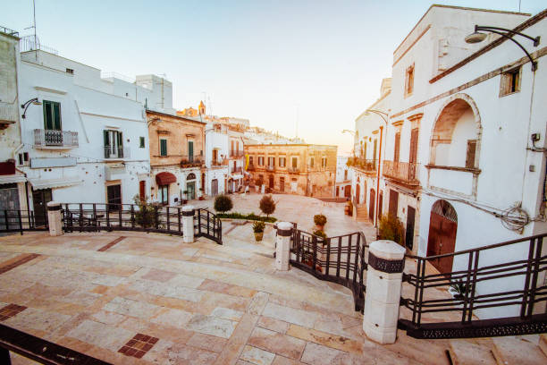 ostuni stadt apulien region italien - brindisi stock-fotos und bilder