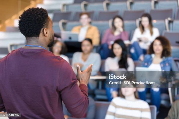 Männliche Collegeprofessor Gesten Während Der Vorlesung Stockfoto und mehr Bilder von Dozenten