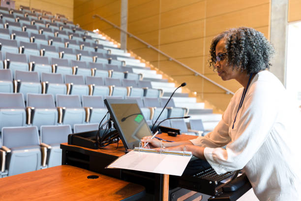 professora universitária madura se preparando para palestra - lecture hall auditorium university empty - fotografias e filmes do acervo