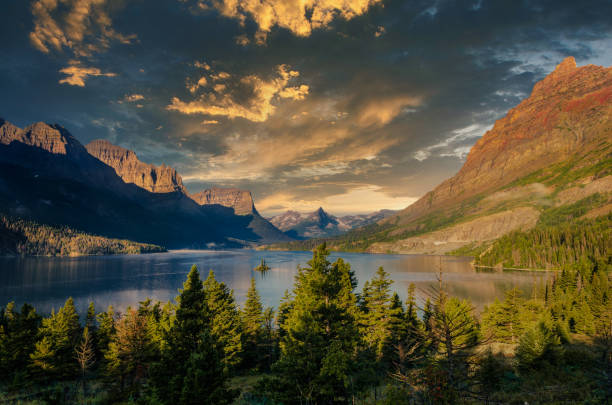 widok na jezioro i pasmo górskie w glacier np, montana, stany zjednoczone - montana sunrise mountain mountain range zdjęcia i obrazy z banku zdjęć