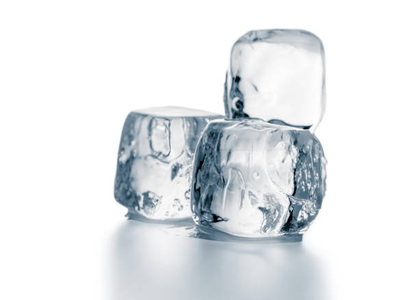 grupo de cubos de gelo cristalinos naturais derretidos em fundo branco. - liquid crystal display - fotografias e filmes do acervo
