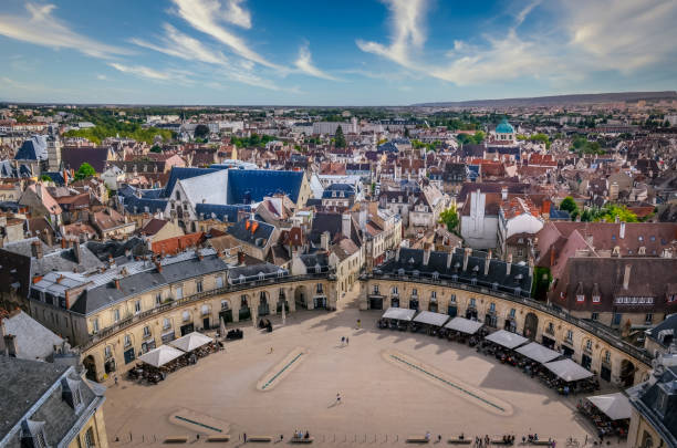 vista del paisaje urbano de dijon, liberation plaza, dijon, francia - cote dor fotografías e imágenes de stock