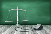 legal-scale-mit-computermaus-an-der-tafe