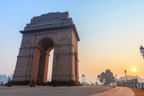 monumento do portão da índia em nova deli ao nascer do sol - india gate delhi new delhi - fotografias e filmes do acervo