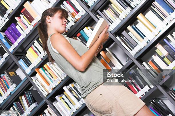 Dziewczyna Czytanie Carefuly - zdjęcia stockowe i więcej obrazów 20-29 lat - 20-29 lat, Adolescencja, Biblioteka