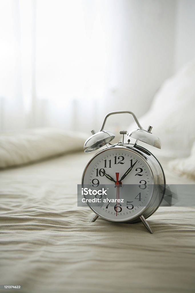 Reloj despertador - Foto de stock de Cama libre de derechos