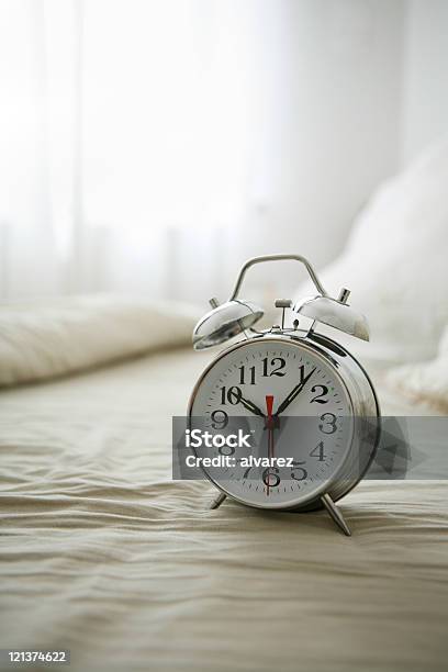 Reloj Despertador Foto de stock y más banco de imágenes de Cama - Cama, Campana, Cansado