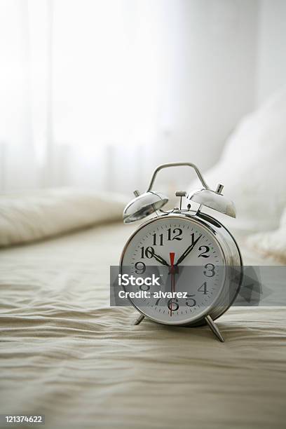 Despertador - Fotografias de stock e mais imagens de Acordar - Acordar, Antigo, Cama