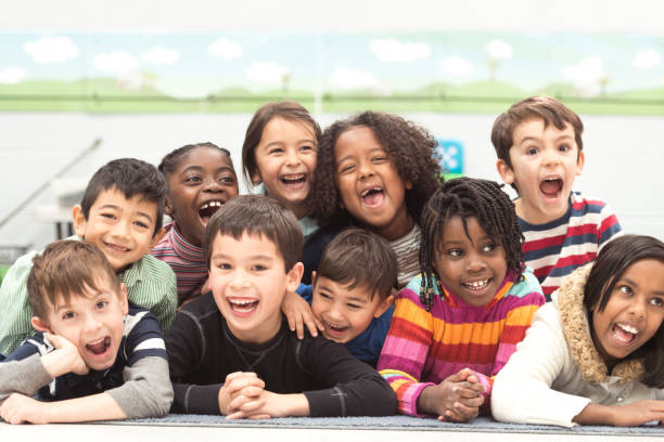 eine gruppe multiethnischer kinder in der schule stockfoto - multi ethnic group reading stock-fotos und bilder