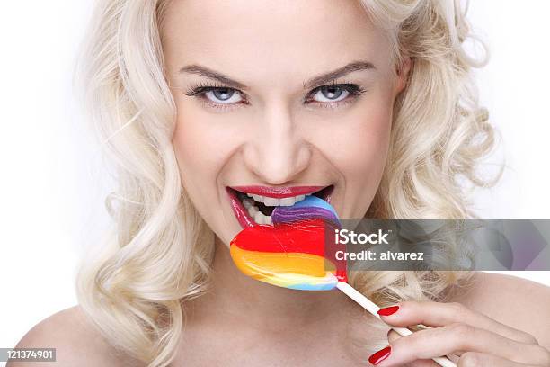Chica Comiendo Dulces Foto de stock y más banco de imágenes de Adulto - Adulto, Amor - Sentimiento, Azúcar