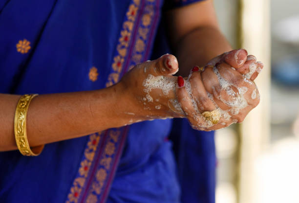 lavarse las manos como personas protegiéndose del coronavirus - rubbing human hand human arm women fotografías e imágenes de stock