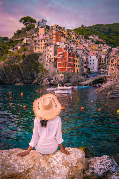riomaggiore cinque terre italia, colorido pueblo frente al océano, jovencita viendo la puesta de sol - vibrant color summer rock cliff fotografías e imágenes de stock