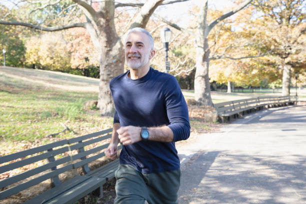 hombre hispano haciendo ejercicio en el parque - men gray hair vitality healthy lifestyle fotografías e imágenes de stock