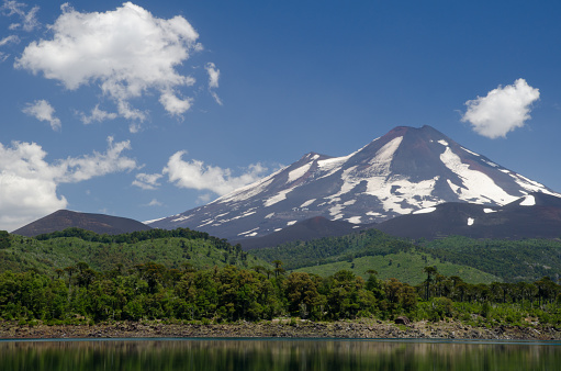 コンギリオ国立公園のライマ火山とコンギリオ湖 アラウカニア州のストックフォトや画像を多数ご用意 アラウカニア州, カラー画像, コンギ