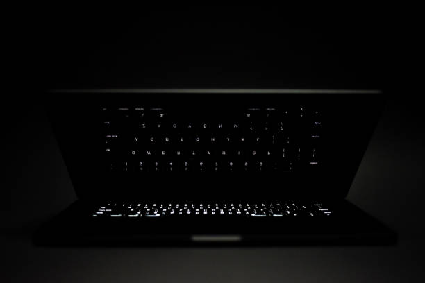 孤立した輝くキーボードを持つアップルmacbook proラップトップ - retina display ストックフォトと画像