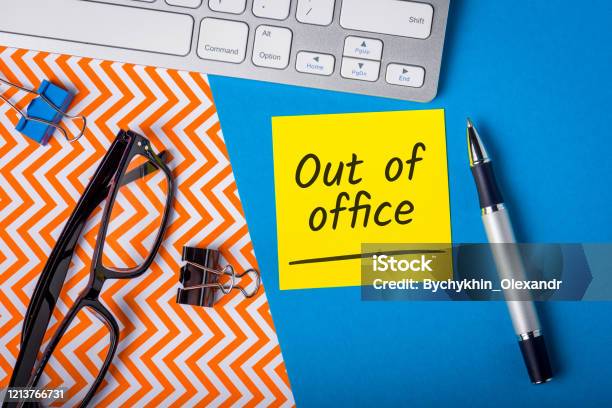 Out Of Office Memo On Office Workplace Holiday Announcement Day Off Or Quarantine Covid19 Stock Photo - Download Image Now