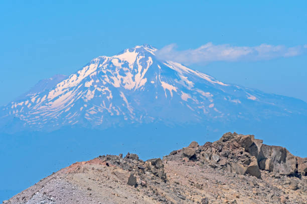 mt shasta ze szczytu góry lassen - mt lassen zdjęcia i obrazy z banku zdjęć