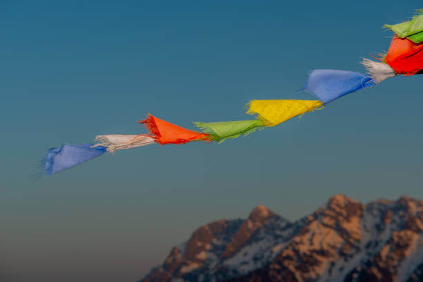 małe flagi z kolorowej tkaniny - flag of tibet zdjęcia i obrazy z banku zdjęć