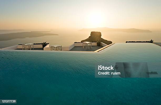 Piscina Al Tramonto Santorini Grecia - Fotografie stock e altre immagini di Infinity pool - Infinity pool, Lusso, Piscina