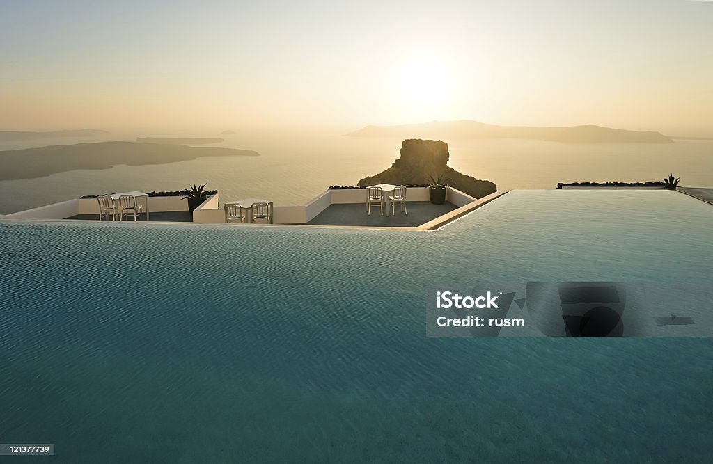Плавательный бассейн с закате, Санторини, Греция - Стоковые фото Панорамный бассейн роялти-фри