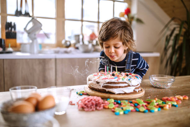 haciendo un deseo en su cumpleaños - cake birthday domestic kitchen child fotografías e imágenes de stock