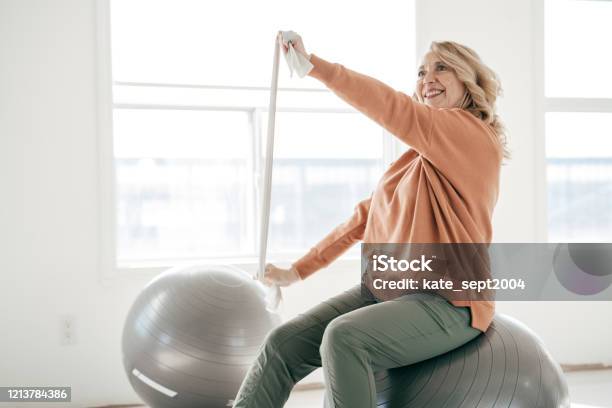 Dehnen Des Körpers Nach 60 Stockfoto und mehr Bilder von Physiotherapie - Physiotherapie, Fitnesstraining, Alter Erwachsener