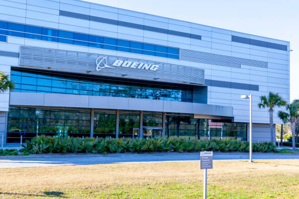 boeing south carolina-schild auf dem gebäude in north charleston, usa. - boeing 747 fotos stock-fotos und bilder