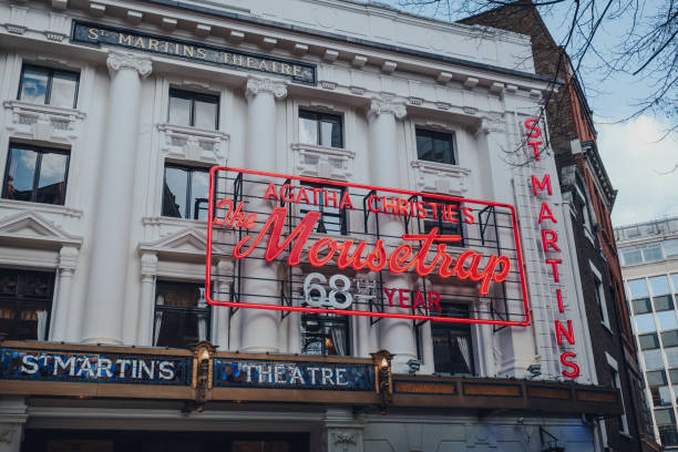 znak neonowy moustrap na fasadzie st martins theatre w londynie w wielkiej brytanii. - agatha christie zdjęcia i obrazy z banku zdjęć