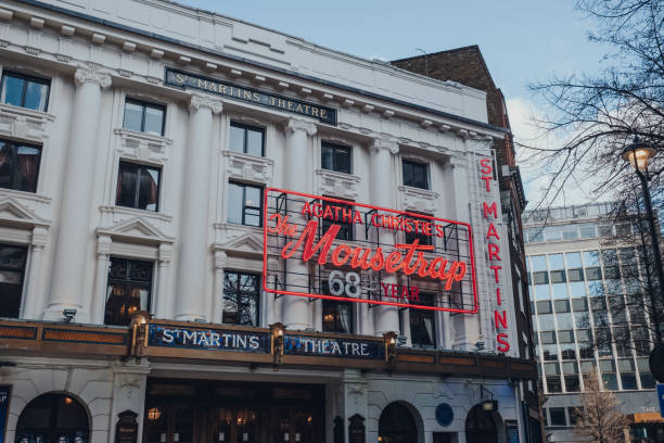 znak neonowy moustrap na fasadzie st martins theatre w londynie w wielkiej brytanii. - agatha christie zdjęcia i obrazy z banku zdjęć