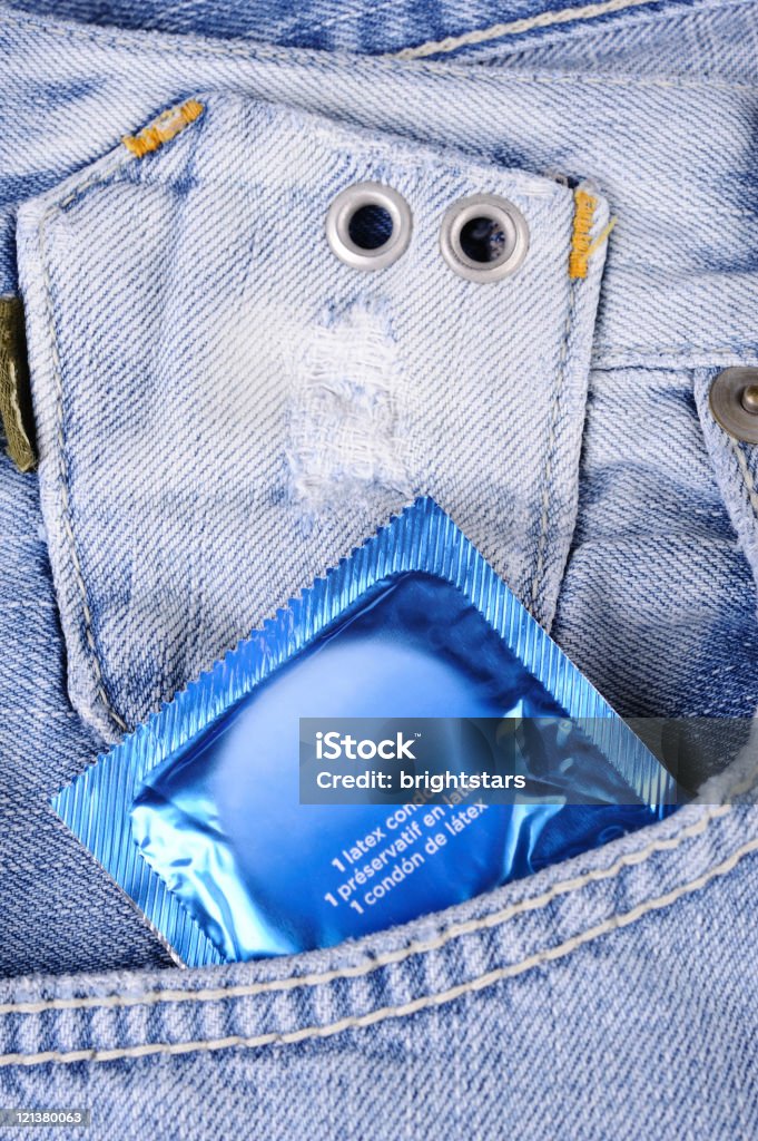 Condón en el bolsillo - Foto de stock de Condón libre de derechos