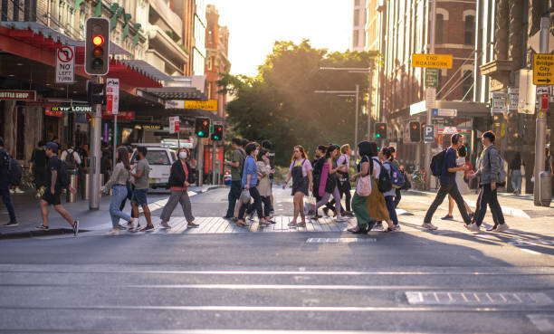 persone di sydney con maschera facciale coperta da strada incrociata in città, situazione di epidemia di malattia covid 19 in australia, sydney: 19-03-2020 - protest editorial people travel locations foto e immagini stock