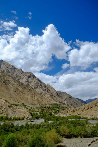 scenario durante il tour in moto dalla regione del ladakh in india a zanskar, - kargil foto e immagini stock
